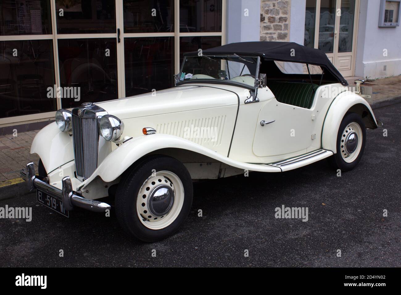 White MG TC Midget convertibile auto sportiva parcheggiata a Tulle, Correze, Francia Foto Stock
