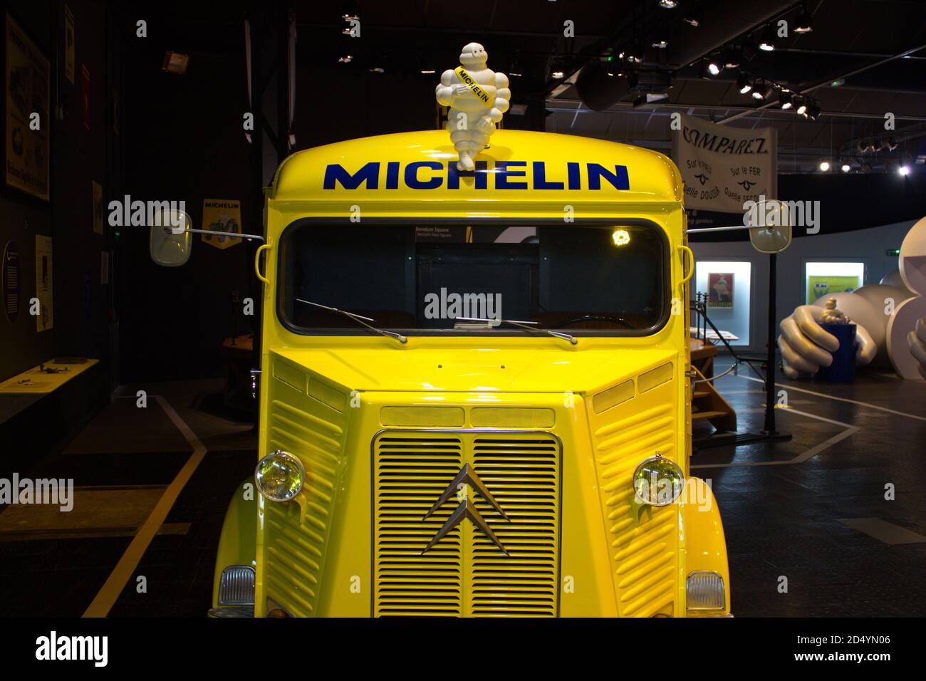 Davanti al classico van Citroen al museo Aventure Michelin, Clermont-Ferrand, Francia Foto Stock