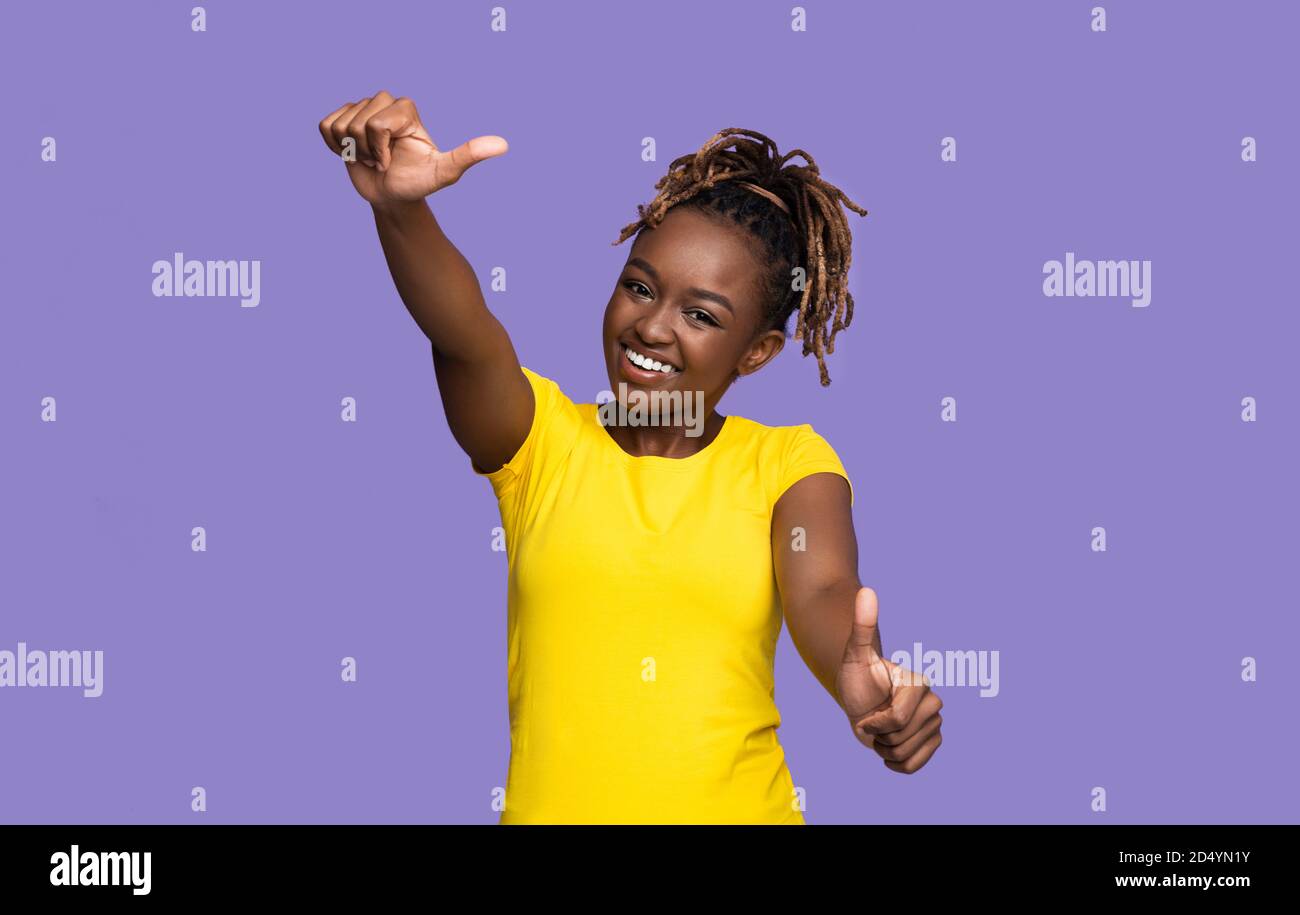 Gioiosa donna afroamericana che mostra il pollice in su Foto Stock