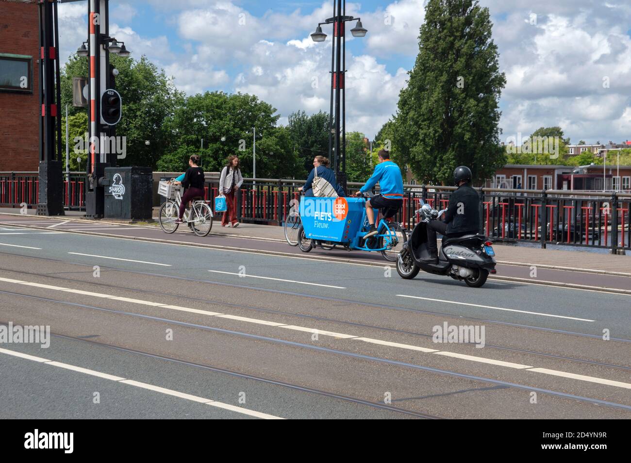 Cooblue Bicycle al Berlagebrug Bridge Amsterdam Paesi Bassi 2-7-2020 Foto Stock
