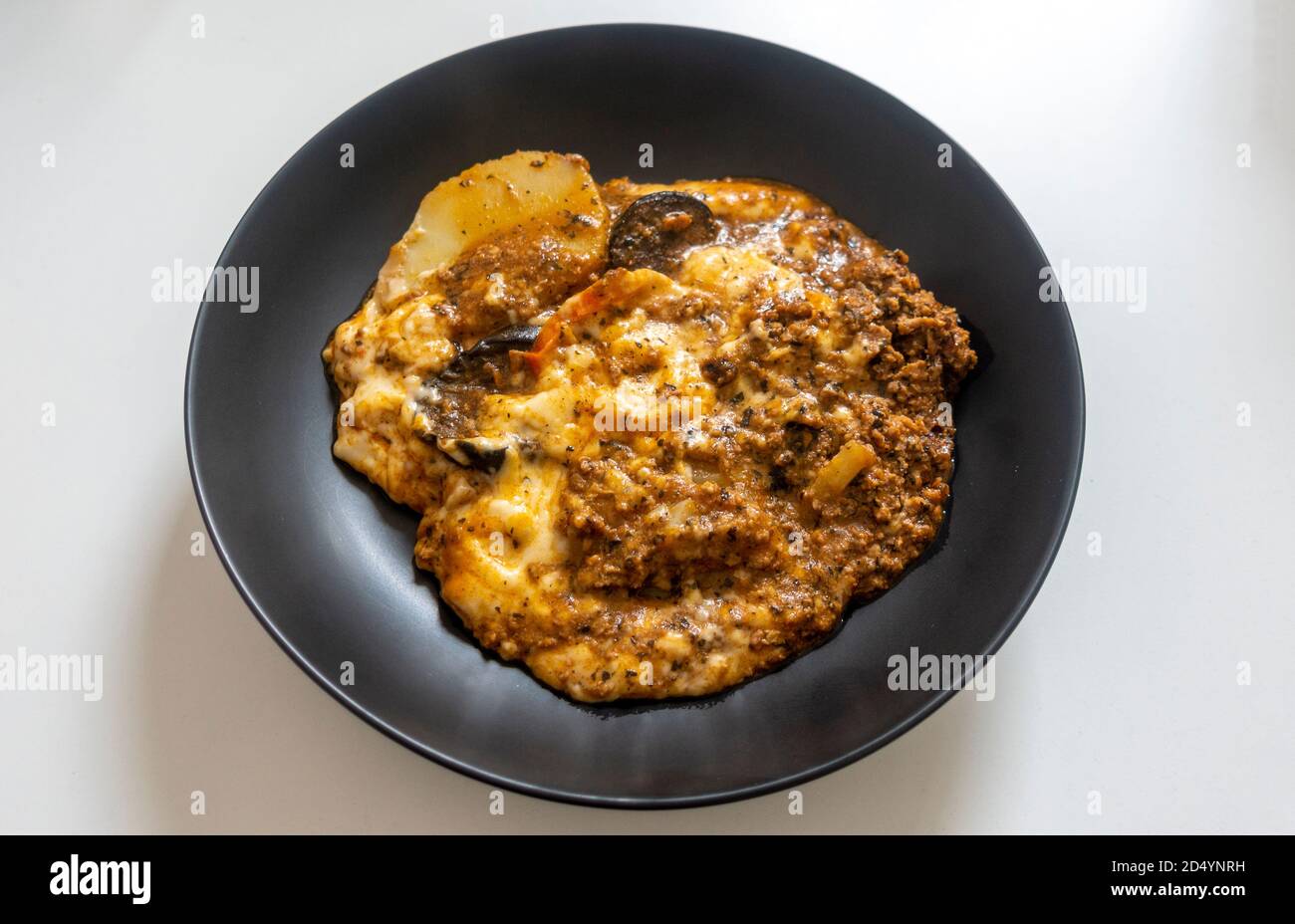 Una ciotola di agnello Moussaka Foto Stock