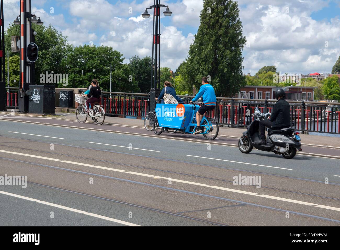 Cooblue Bicycle al Berlagebrug Bridge Amsterdam Paesi Bassi 2-7-2020 Foto Stock