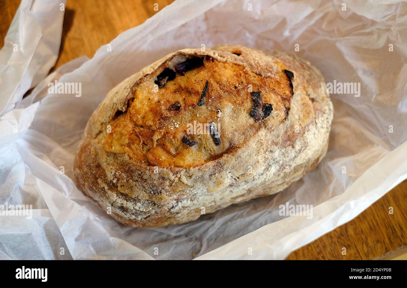 pane di frutta soda su carta bianca su cucina in legno piano di lavoro Foto Stock