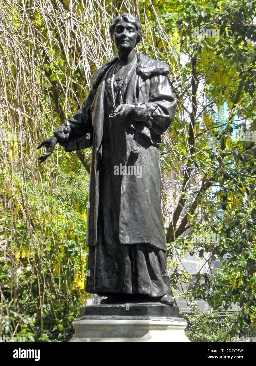 La statua di Emily (Emmeline) Pankhurst nella Victoria Tower di Londra Giardini Foto Stock