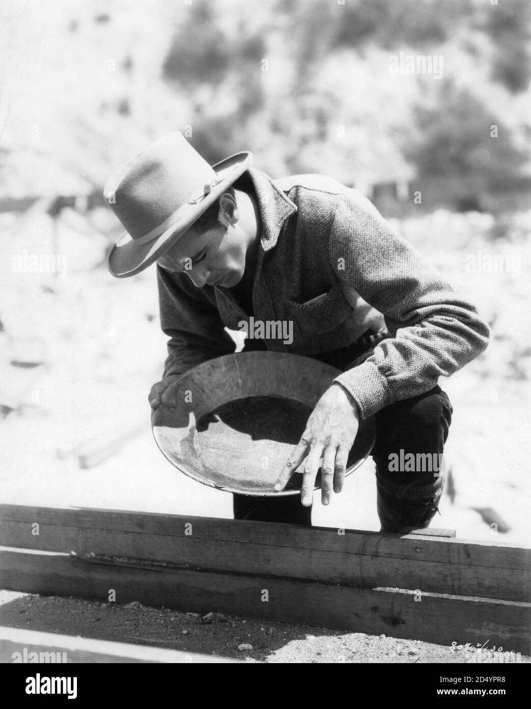 GARY COOPER sul set panning candid per l'oro durante le riprese Nel Big Tujunga Canyon in montagna nella Contea di Los Angeles California per GLI SPOILER 1930 regista EDWIN CAREWE Novel Rex Beach Paramount immagini Foto Stock