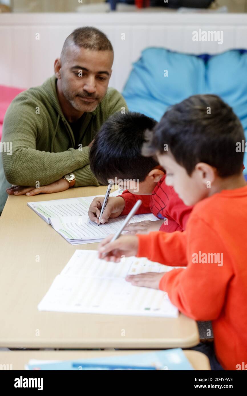 Amburgo, Germania. 12 Ott 2020. Due terzi classificati praticano il tedesco con un educatore in un gruppo del progetto 'Hamburger Lernferien'. Il progetto mira a sostenere gli alunni con difficoltà di apprendimento e con esigenze di sviluppo linguistico. Credit: Markus Scholz/dpa/Alamy Live News Foto Stock