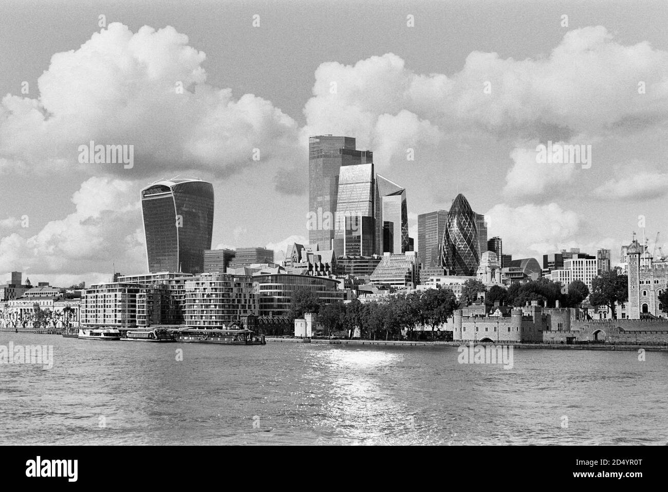 Lo skyline della città di Londra nel settembre 2020, visto da Tower Bridge, Londra UK Foto Stock