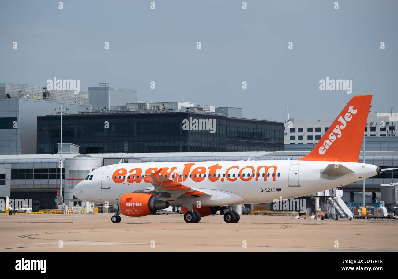 LONDRA, INGHILTERRA - MAGGIO 22: Un aeromobile EasyJet (G-EZAT) presso l'aeroporto di Gatwick il 22 maggio 2018 a Londra, Inghilterra. Foto Stock