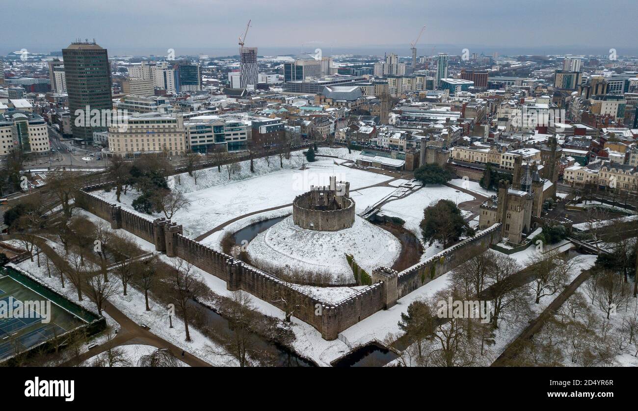 CARDIFF, GALLES - 18 MARZO: Una vista aerea del Castello di Cardiff dopo una nevicata invernale il 18 marzo 2018 a Cardiff, Galles. Foto Stock