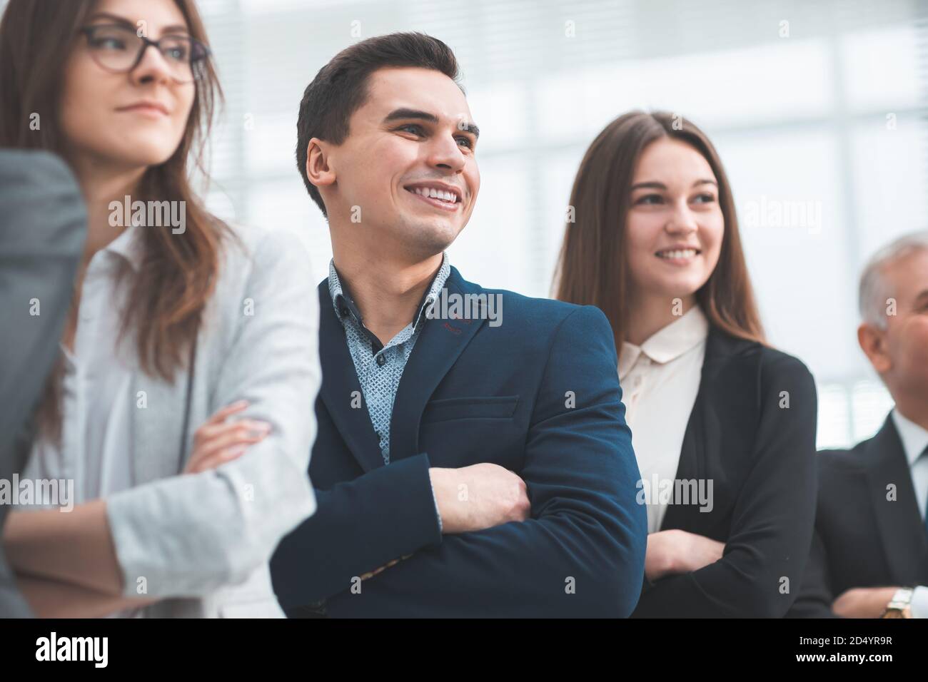 primo piano. giovani professionisti diversi in piedi insieme Foto Stock
