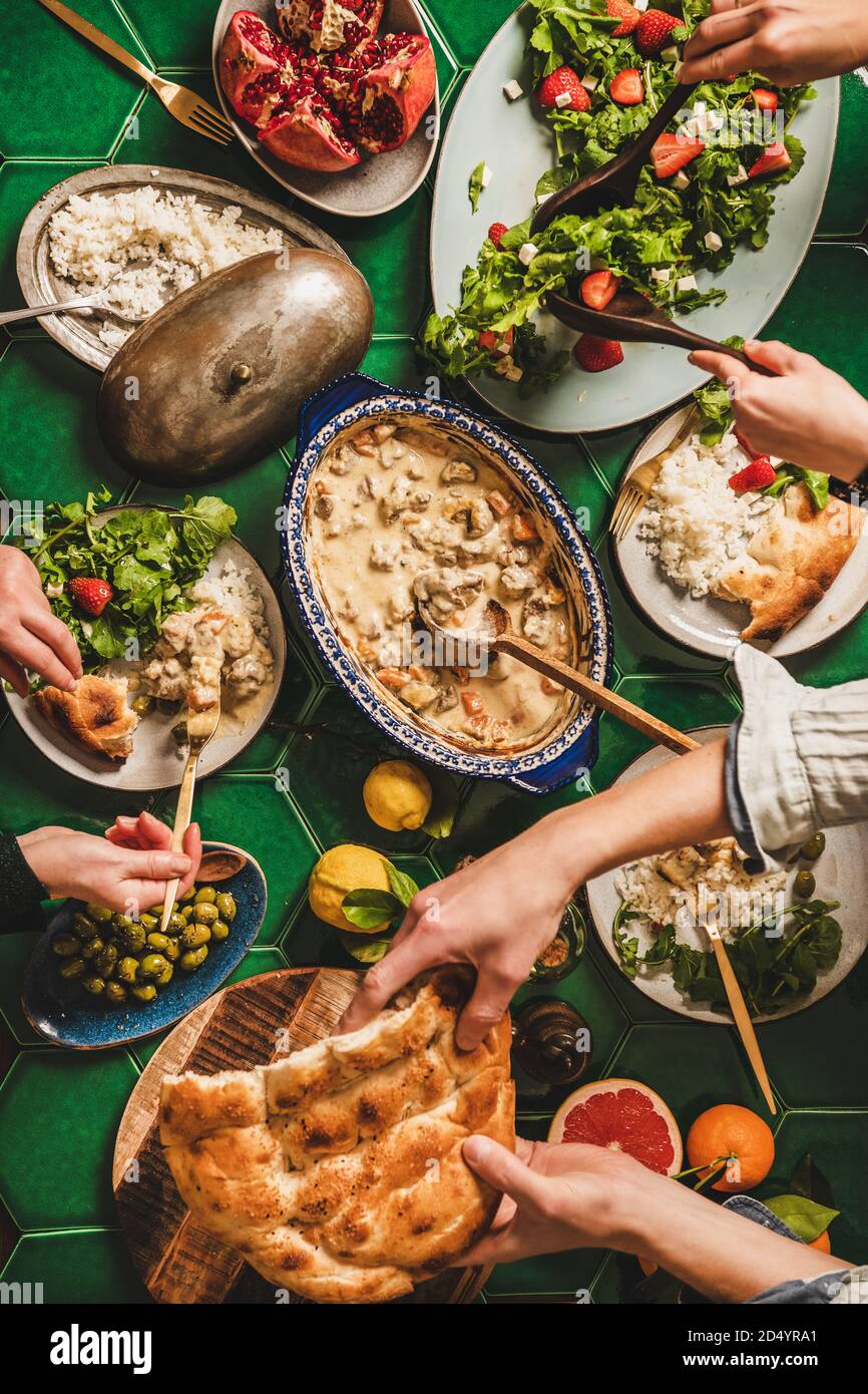 Piatto di persone che hanno cena in stile turco per la cena Ramazan Foto Stock