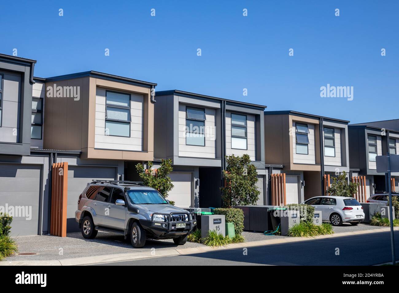 Moderne case australiane a Sydney, New South Wales, Australia, su un'auto del giorno primaverile del cielo blu parcheggiata in auto Foto Stock