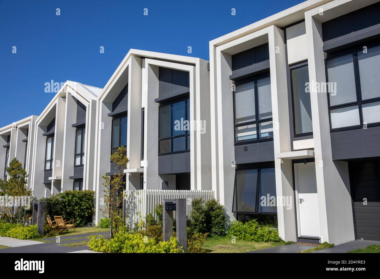 Moderne case di città australiane case a Sydney, NSW, Australia su un blu cielo primavera giorno Foto Stock