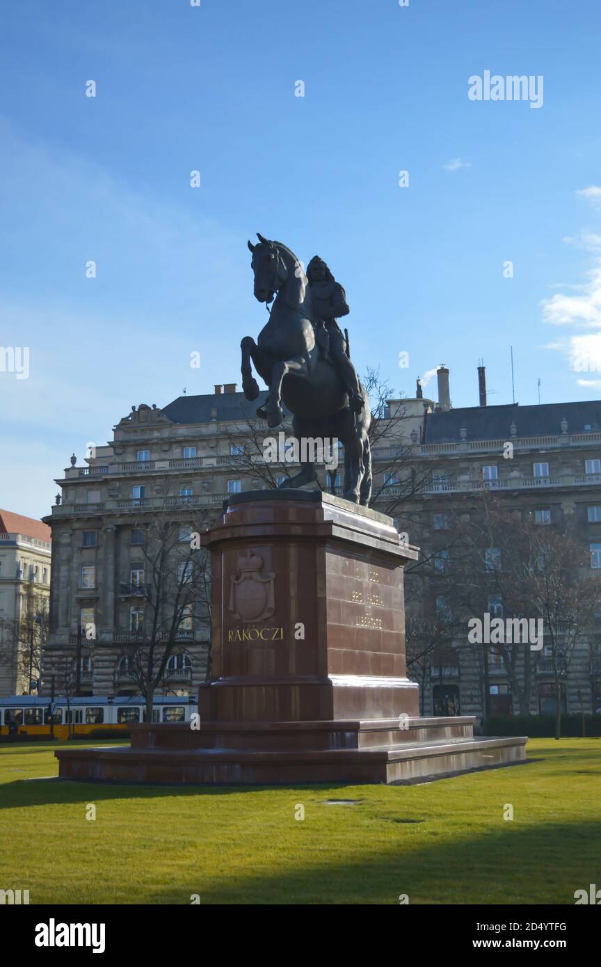 BUDAPEST, UNGHERIA - 29 DICEMBRE 2017: Statua di Ferenc Rakoczi di fronte al Palazzo del Parlamento ungherese a Budapest il 29 dicembre 2017. Foto Stock