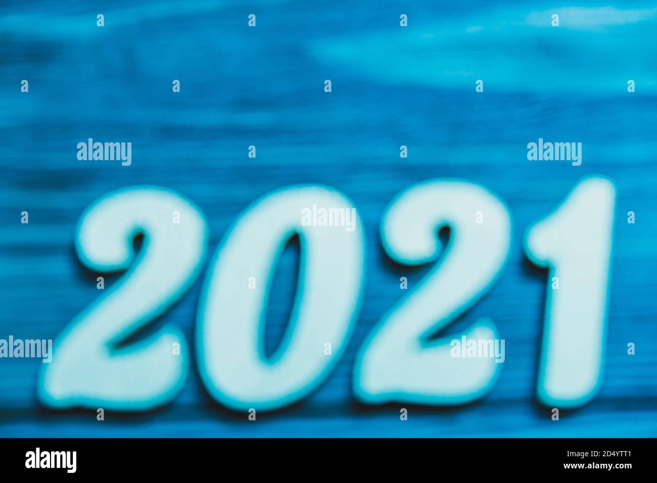 I numeri blu 2021 sono sfocati su sfondo blu. Il concetto dell'ignoto, il mistero dell'anno prossimo. Banner di Natale. Primo piano. Spazio di copia. Foto Stock