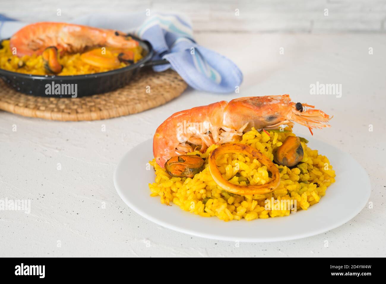 Paella cibo tipico spagnolo su fondo di granito Foto Stock