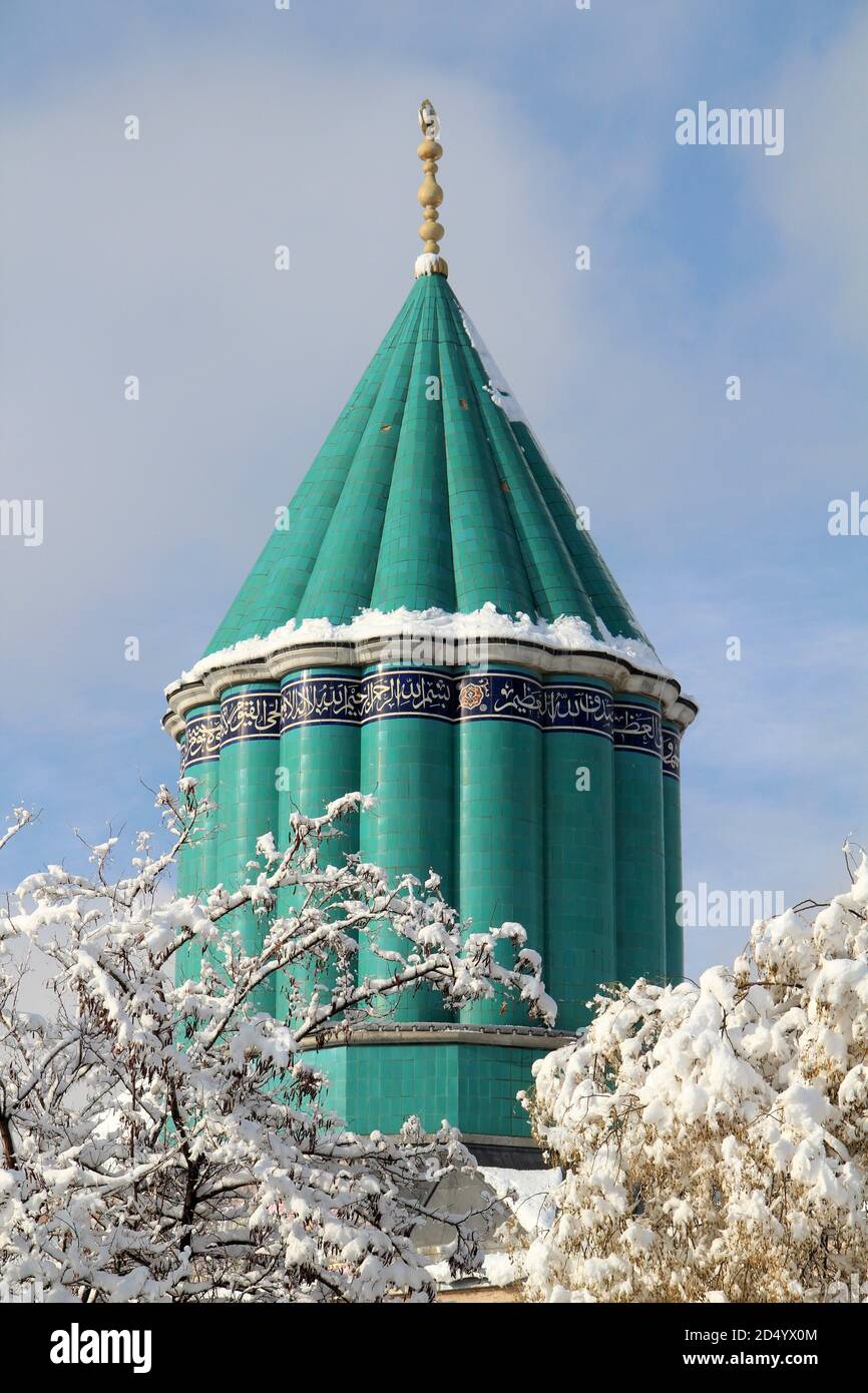 Konya Mevlana Museo, edificio religioso, minareto verde e museo all'interno. Mevlana Celaleddin-i Rumi è un filosofo sufi e poeta mistico dell'Islam. Foto Stock