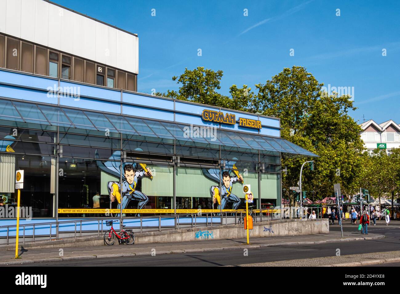 Cutman Friseur - parrucchiere con foto di Super Hero con pettine e asciugacapelli sulla finestra a Steglitz, Berlino, Germania. Foto Stock