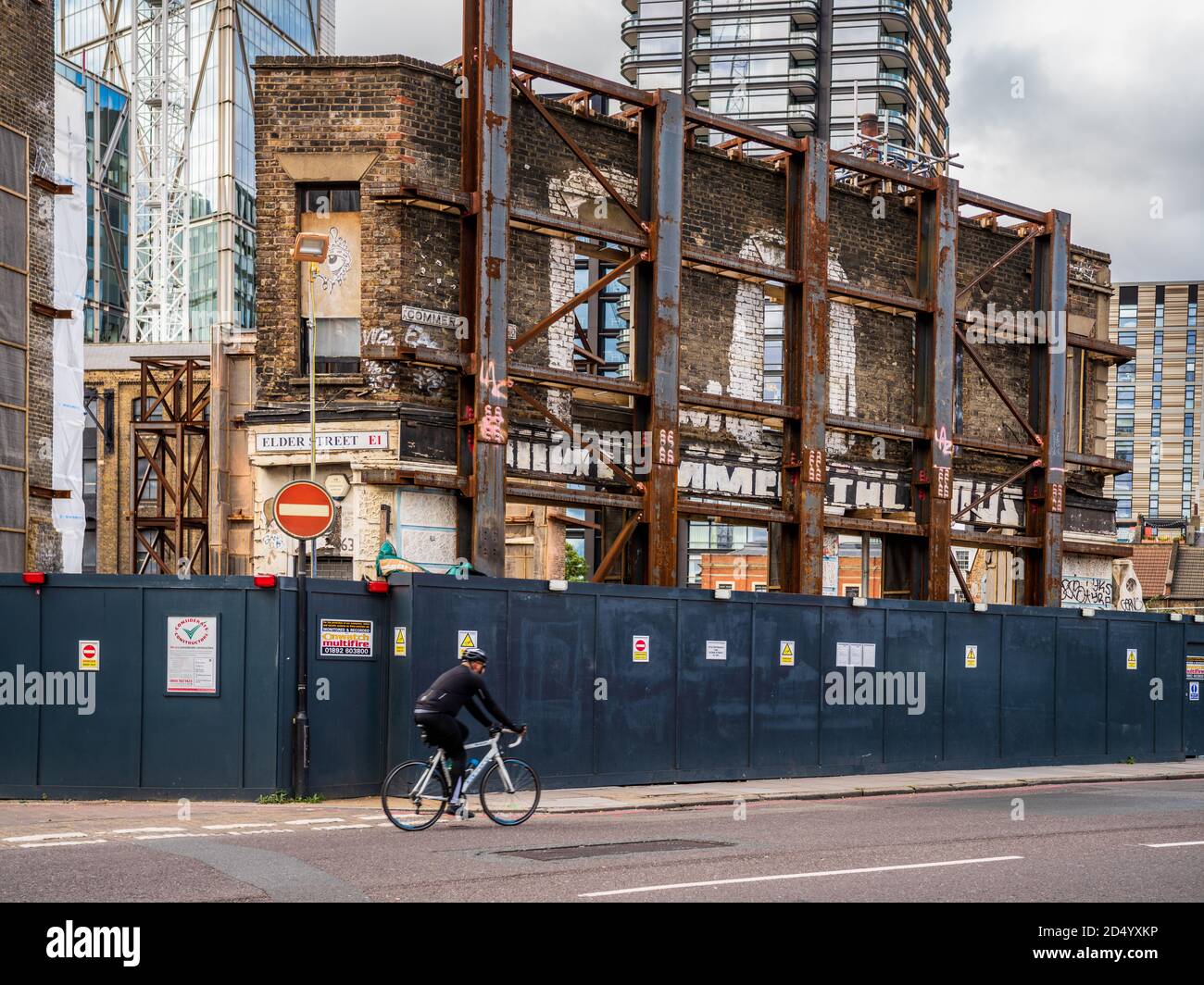 Facadism London - facciata dell'edificio conservata all'incrocio tra Commercial Street e Elder Street. La facciata conservata sarà incorporata in un nuovo edificio. Foto Stock