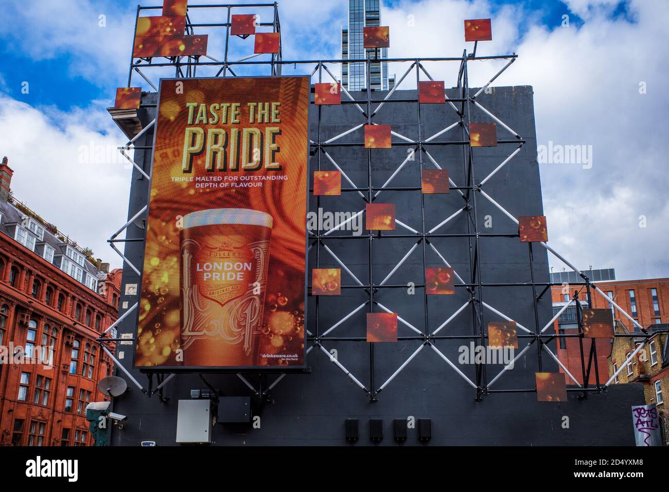 London Pride Beer Advert vicino alla rotatoria di Old Street nel centro di Londra. Assaggia l'annuncio Pride Foto Stock