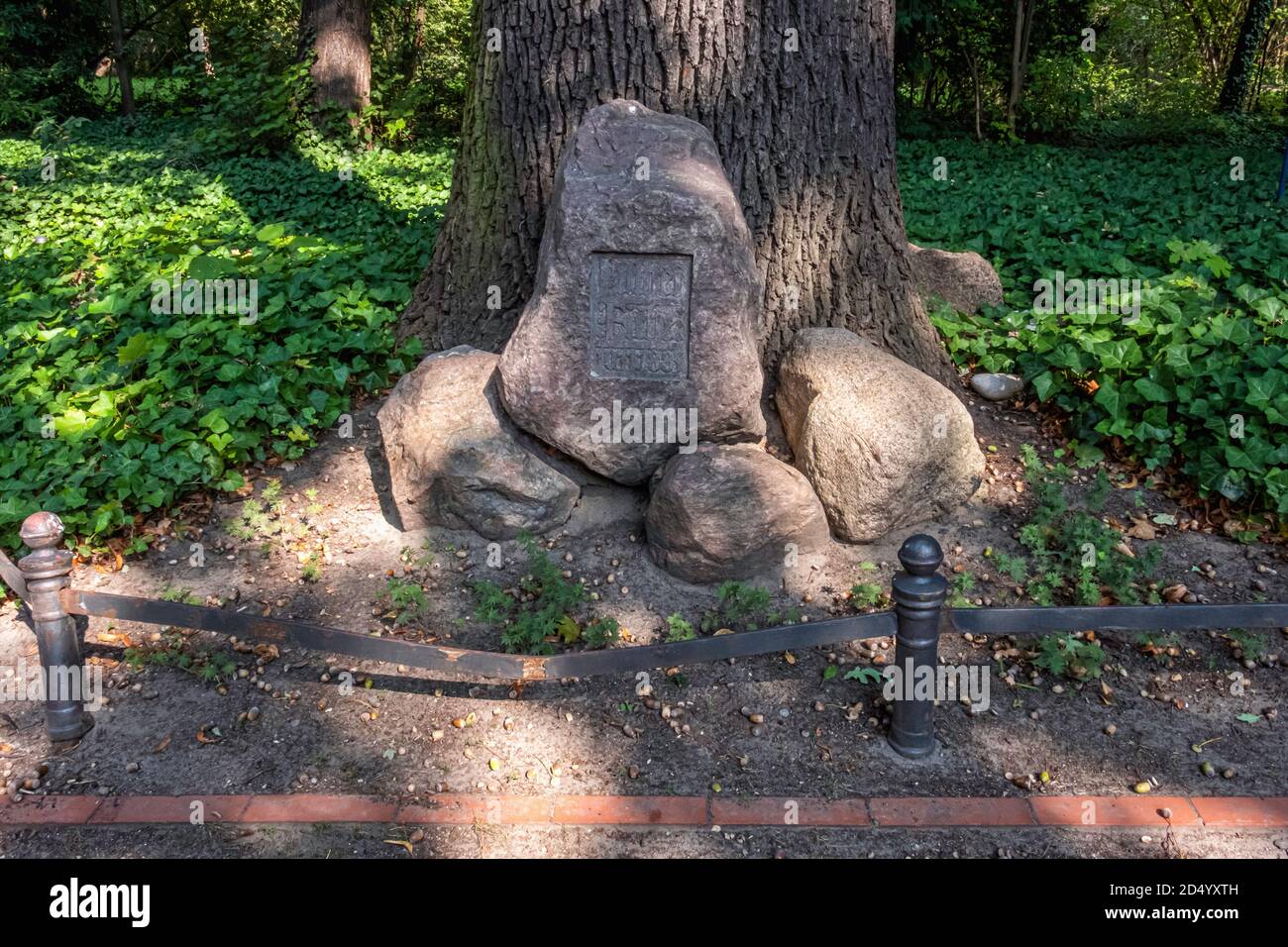 Antico monumento in pietra nel cortile della chiesa protestante Matthew, Matthäuskirche, Steglitz-Berlino, Germania. Foto Stock