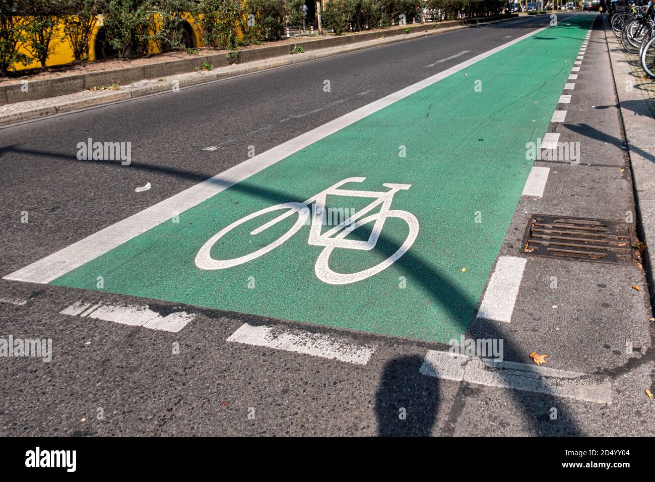 Ampia pista ciclabile a Schloss strasse, Steglitz, Berlino, Germania. Pista ciclabile in strada Foto Stock