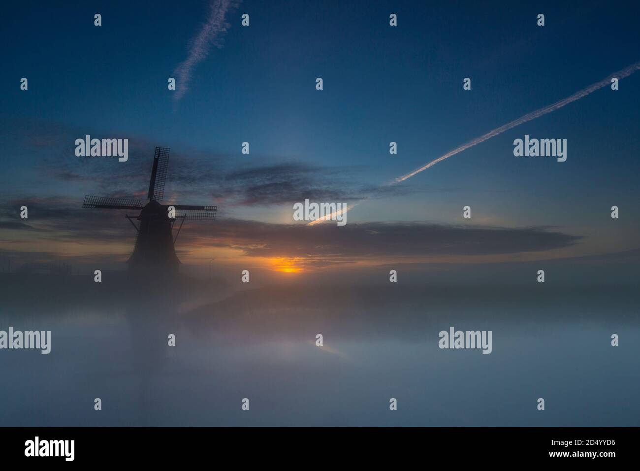 Mulino a vento olandese all'alba, Paesi Bassi, Frisia, Hempenserpolder, Leeuwarden Foto Stock