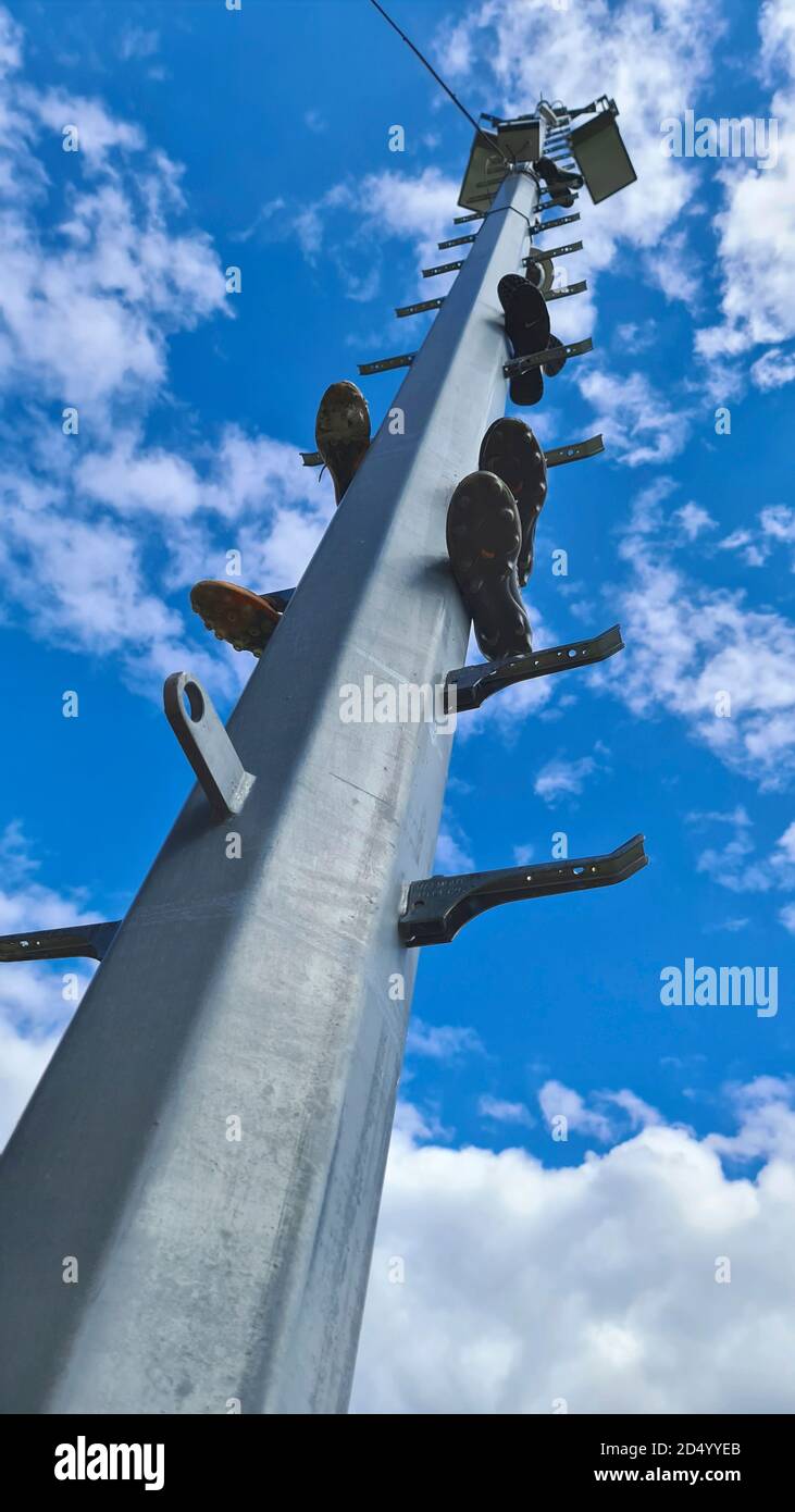 Scarpe da calcio su un palo da riflettori, Germania Foto Stock