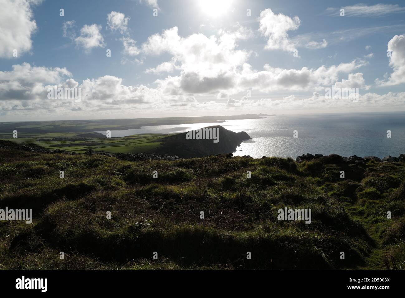 Vista della costa nord del Pembrokeshire verso St Davids Head e. Mostra l'isola di Ramsey in lontananza Foto Stock