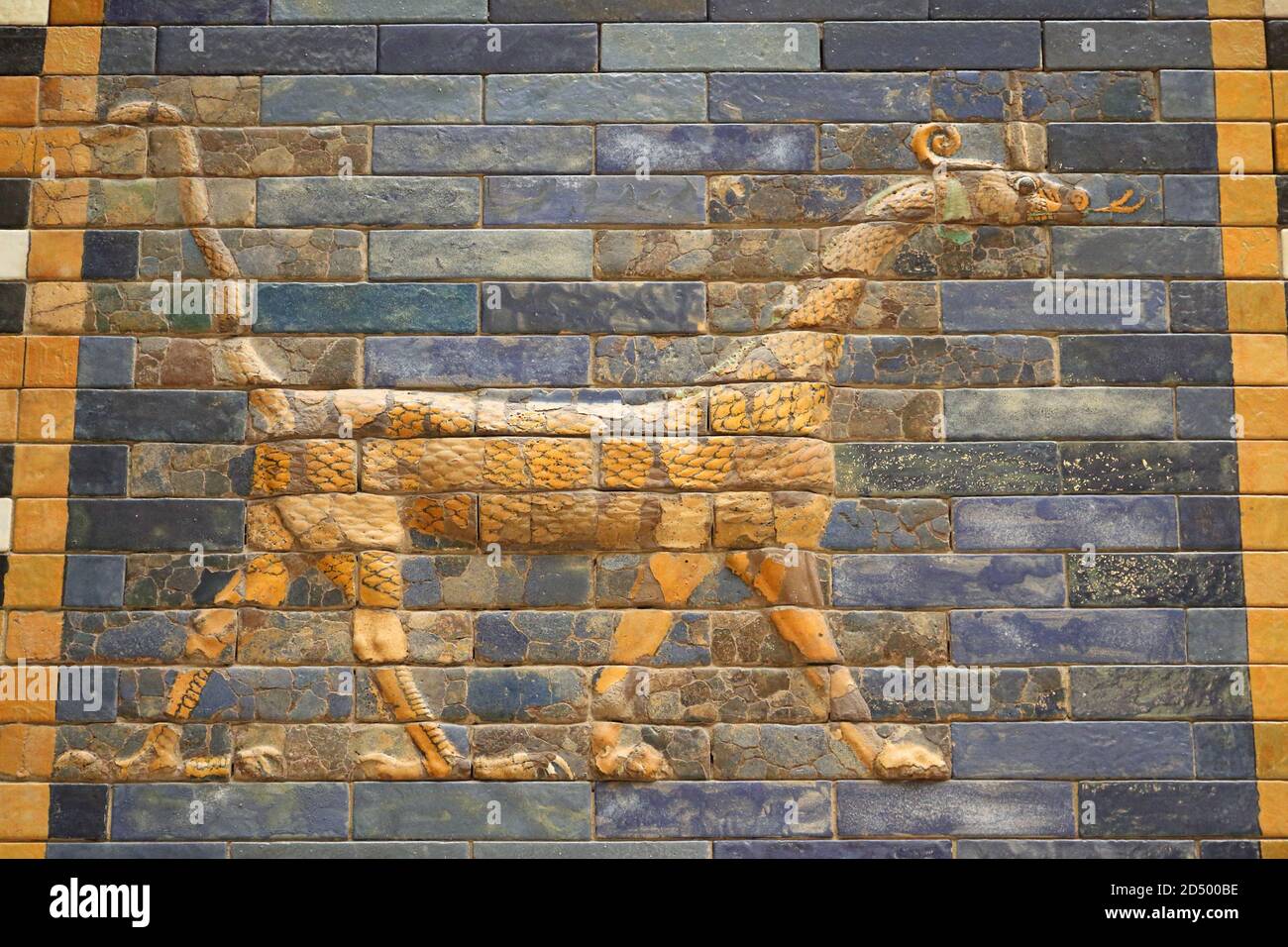 Drago, dettaglio della porta di Ishtar, Museo Pergamon, Berlino, Germania Foto Stock