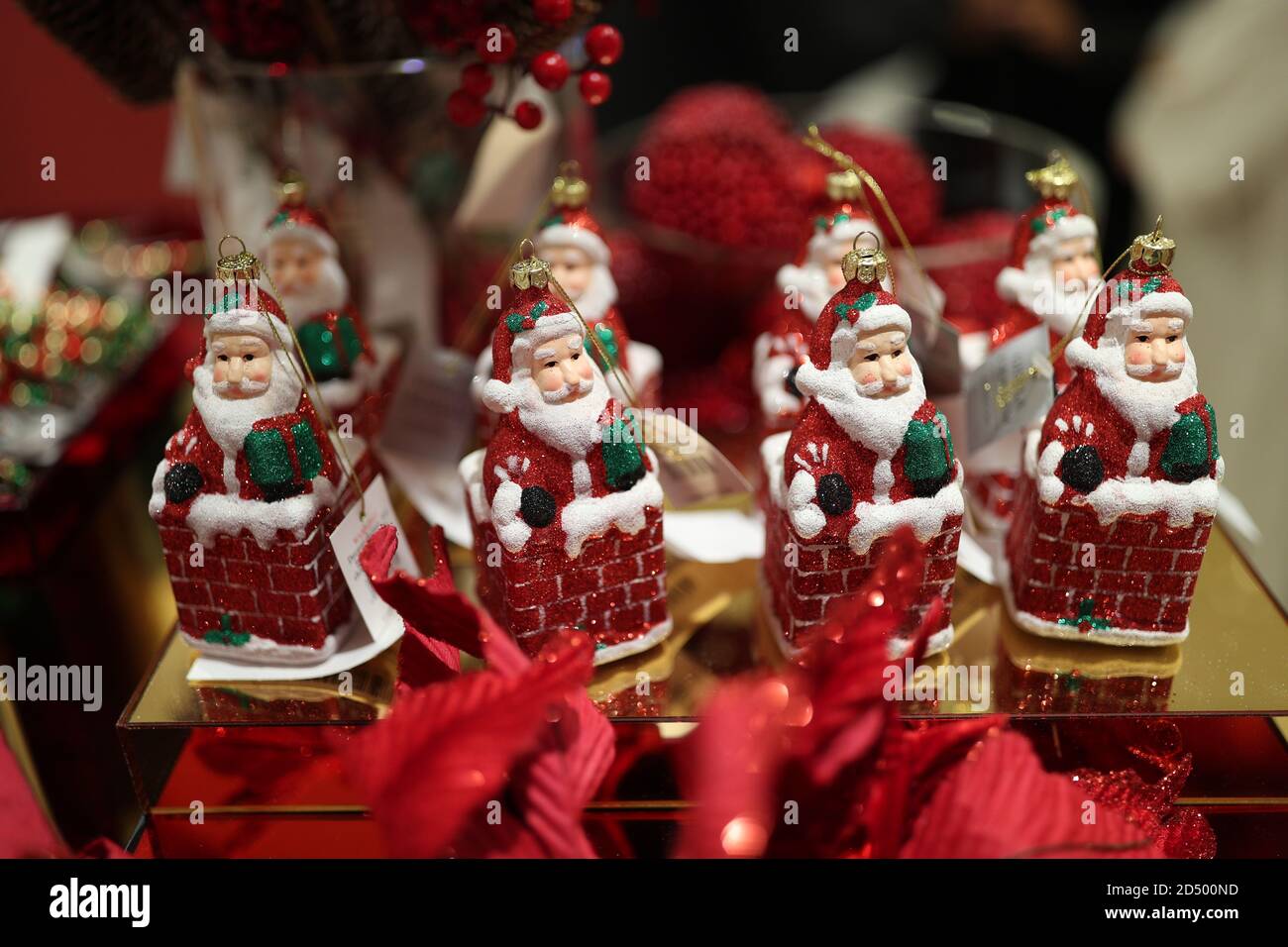 Decorazioni sull'albero di Natale che raffigurano il Natale di Padre in un camino al lancio del negozio di Natale Selfridges presso il negozio di punta di Oxford Street, Londra. Il tema di quest'anno è stato svelato come una volta a Natale. Foto Stock