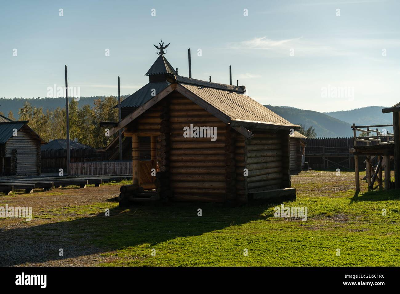 Paesaggio naturale con edifici in legno. Regione di Irkutsk, Taltsy Foto Stock