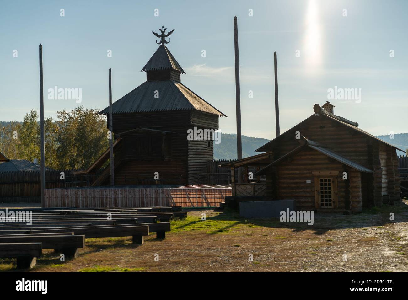 Paesaggio naturale con edifici in legno. Regione di Irkutsk, Taltsy Foto Stock