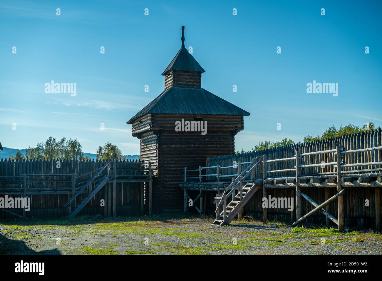 Paesaggio naturale con edifici in legno. Regione di Irkutsk, Taltsy Foto Stock