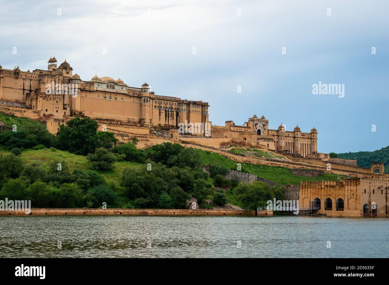 Jaipur, Rajasthan, India, 7 settembre 2020 : intricately intagliato gateway Amer Fort Palace con il lago di maota e le nuvole nel cielo cliccato durante il monsone Foto Stock