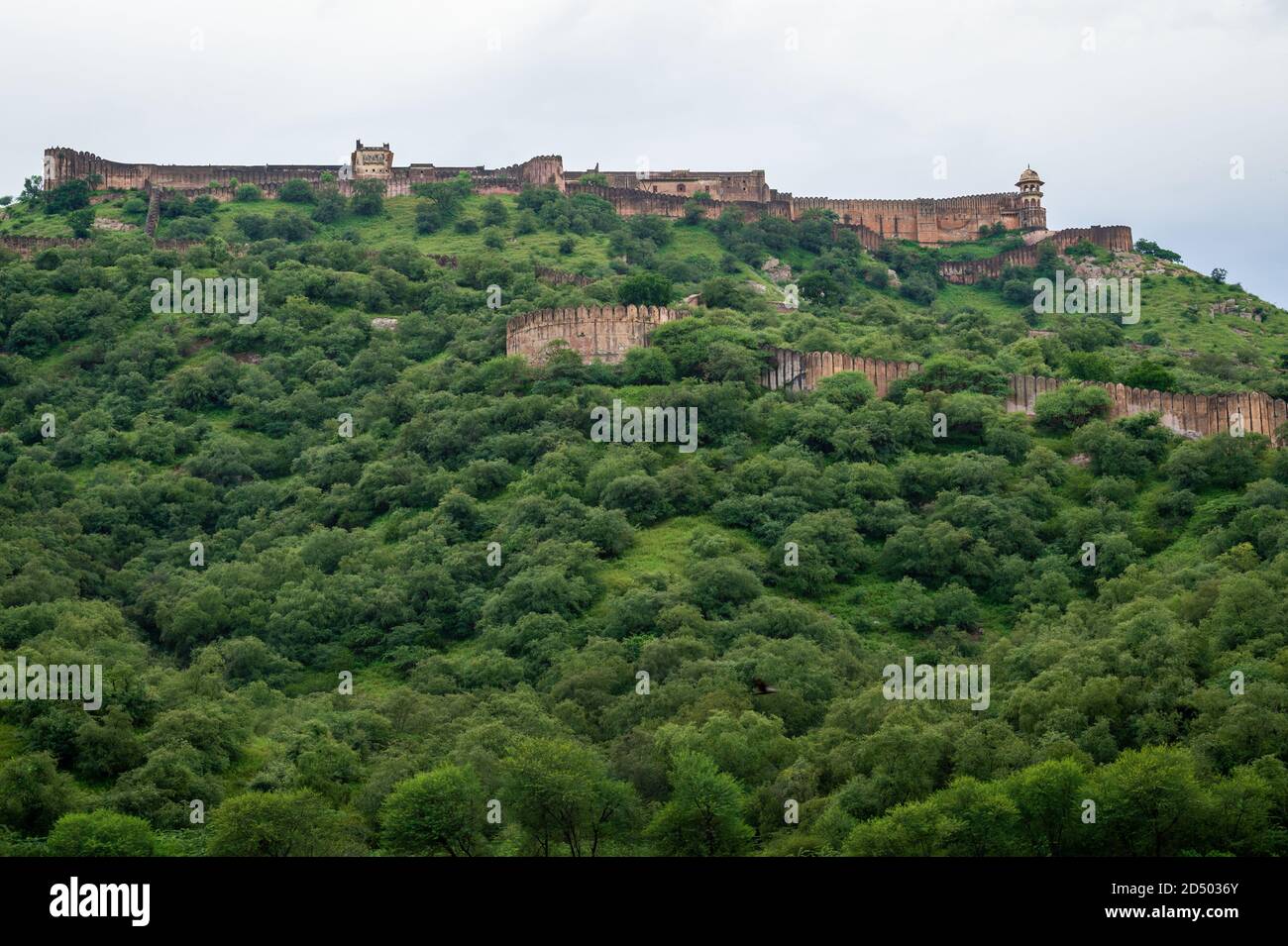 Jaipur, Rajasthan, India, 7 settembre 2020 : il Palazzo del Forte di Jaigarh sulla catena montuosa di Aravalli fra in alberi verdi il Forte di Jaigarh è un patrimonio dell'umanità dell'UNESCO Foto Stock