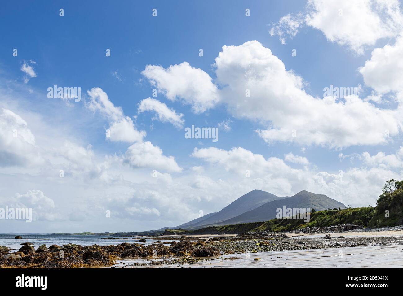 Old Head spiaggia sulla costa occidentale guardando verso la montagna di Croagh Patrick a Louisburgh, County Mayo, Irlanda Foto Stock