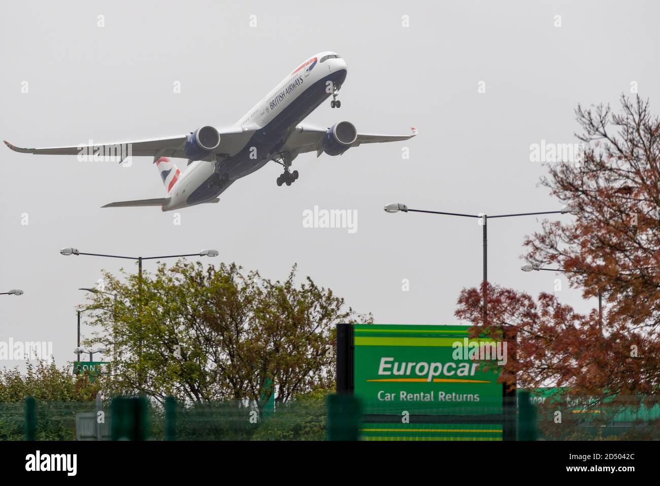 British Airways Airbus A350 -1000 aereo di linea aerea jet decollo da  Londra Heathrow Airport, Regno Unito, in condizioni meteorologiche avverse,  per il ritorno del noleggio auto Europcar Foto stock - Alamy