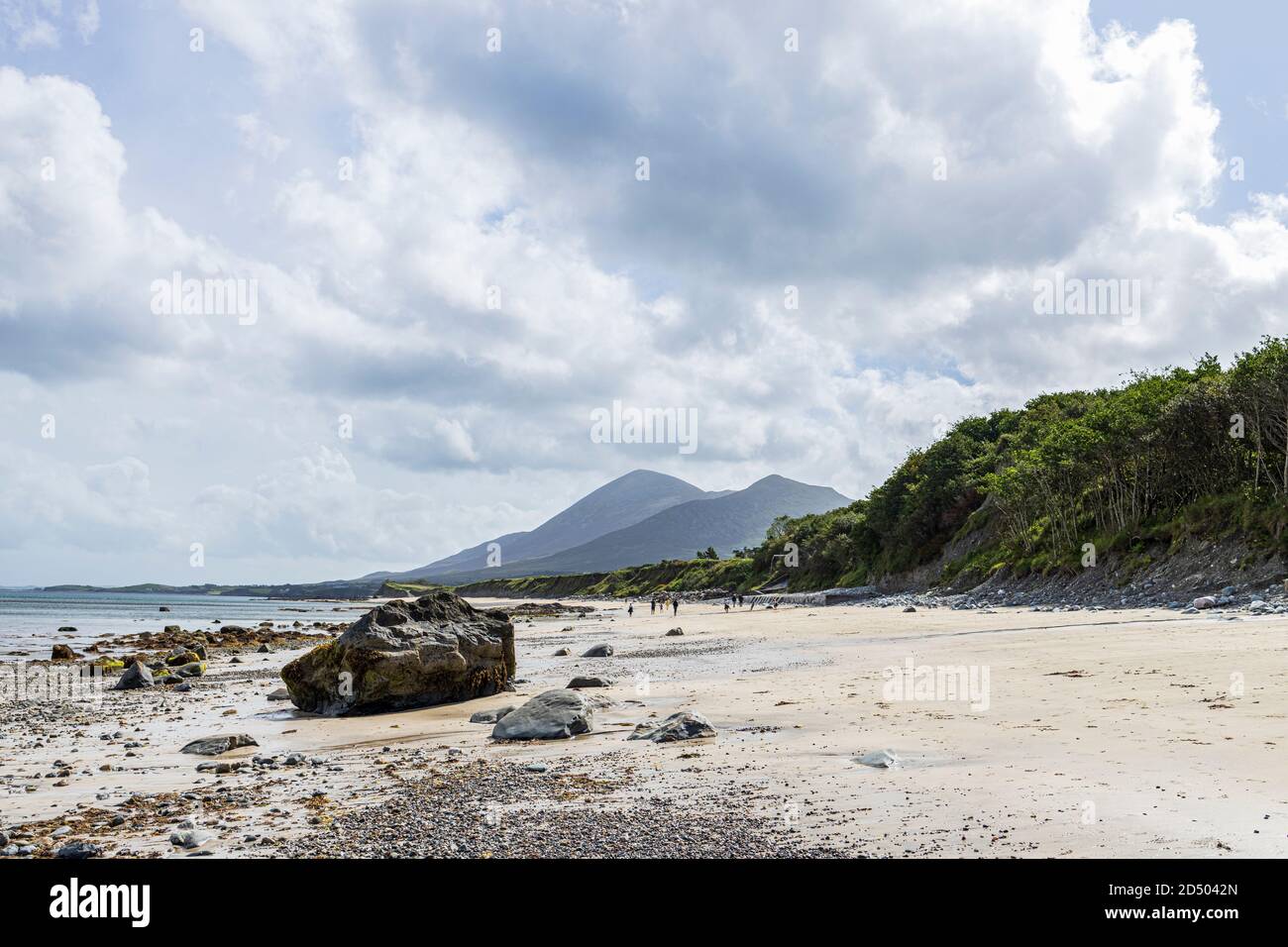 Old Head spiaggia sulla costa occidentale guardando verso la montagna di Croagh Patrick a Louisburgh, County Mayo, Irlanda Foto Stock