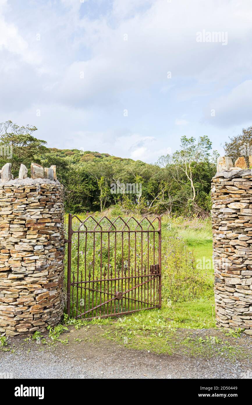 Porta di ferro aperta tra le colonne di pietra di un campo vicino a Old Head, Louisburgh, County Mayo, Irlanda Foto Stock