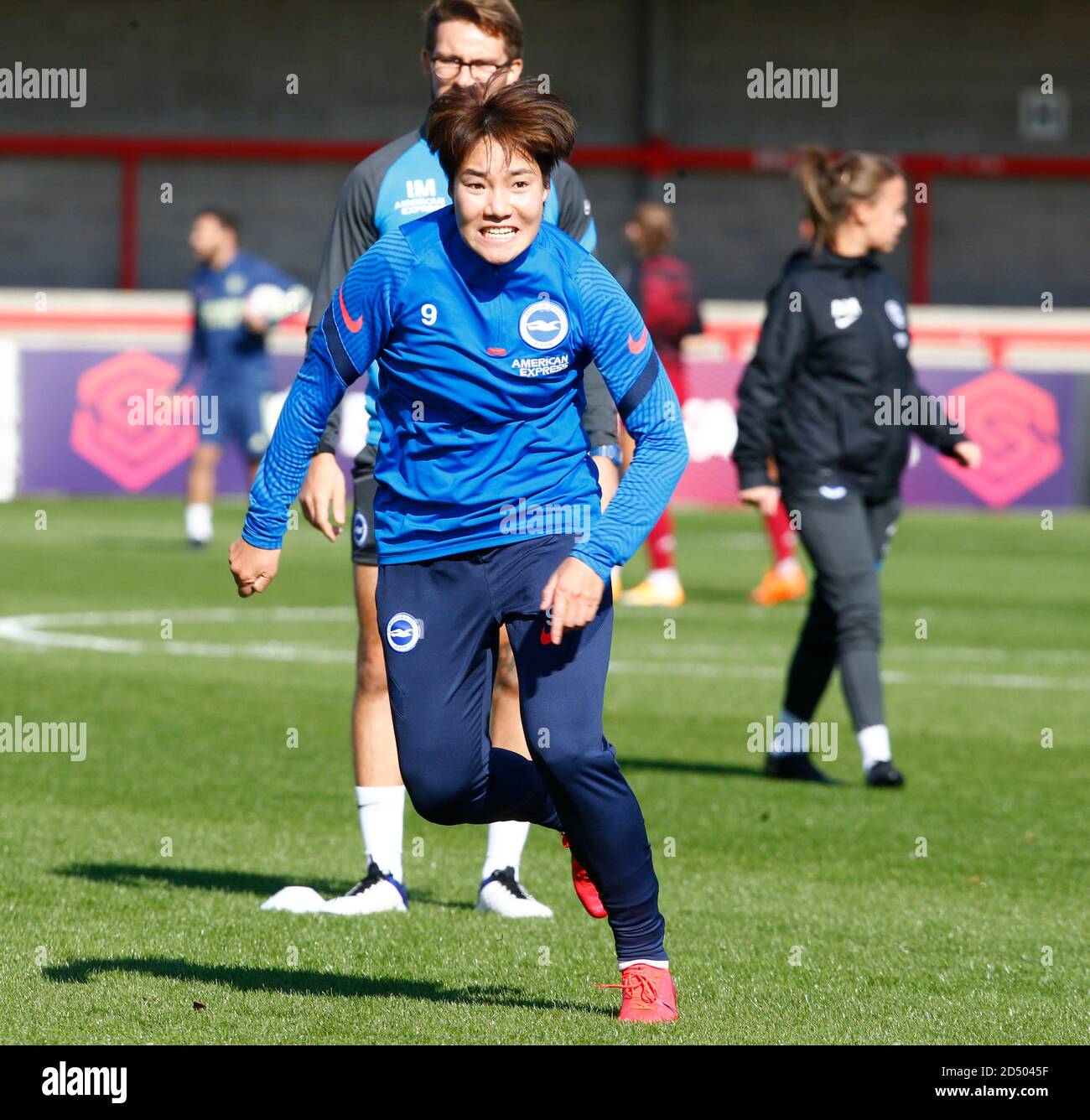 CRAWLEY, INGHILTERRA - OTTOBRE 11: Guen min Lee di Brighton e Hove Albion WFC durante il riscaldamento pre-partita durante Barclays fa Women Super League Foto Stock