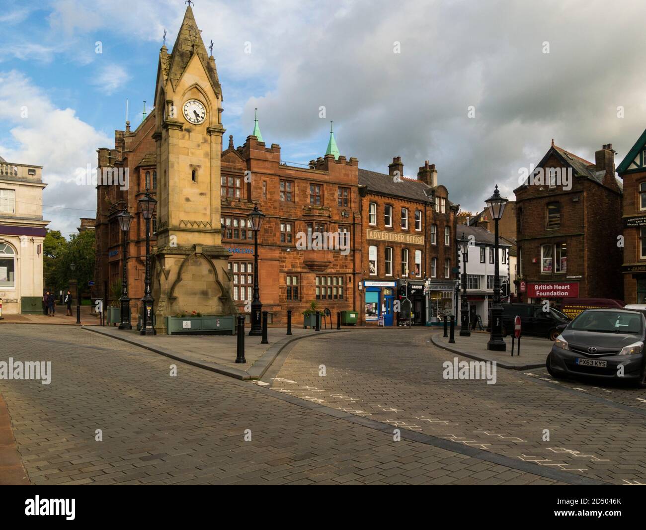 Torre dell'Orologio Piazza del mercato storico centro città di Penrith shopping E centro sociale di Eden District Cumbria England UK Foto Stock