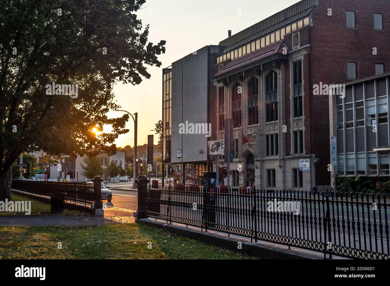 Syracuse, New York, Stati Uniti. 10 ottobre 2020. Alba dal Firefighters Memorial Park all'angolo tra state Street e Townsend Street nel centro di Siracusa Foto Stock
