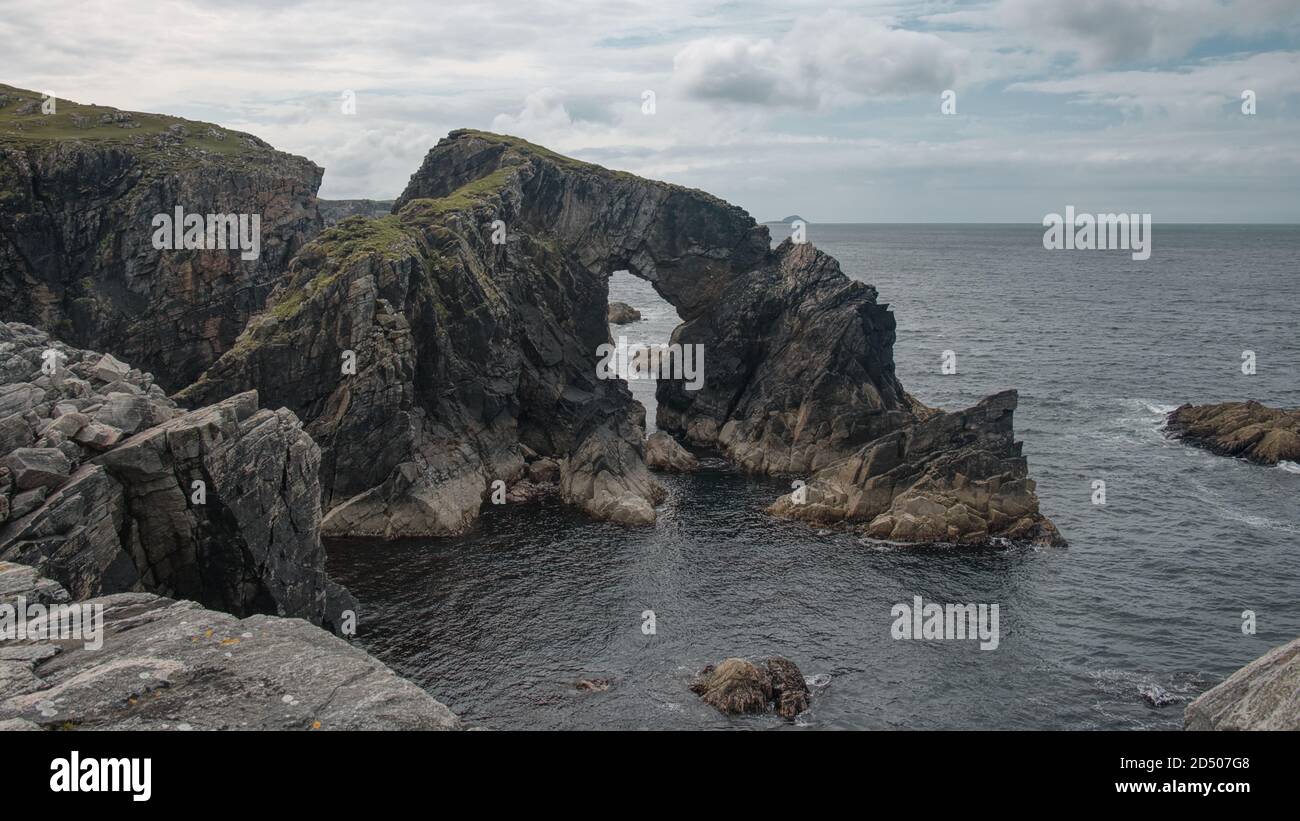 STAC A’ Phris Arch, Ebridi esterne, Scozia, Regno Unito. Foto Stock