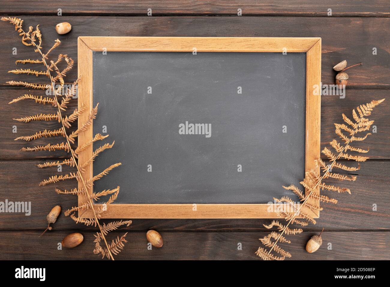 Lavagna vuota su tavolo rustico in legno con decorazione autunnale. Modello di simulazione. Autunno sfondo. Vista dall'alto Foto Stock