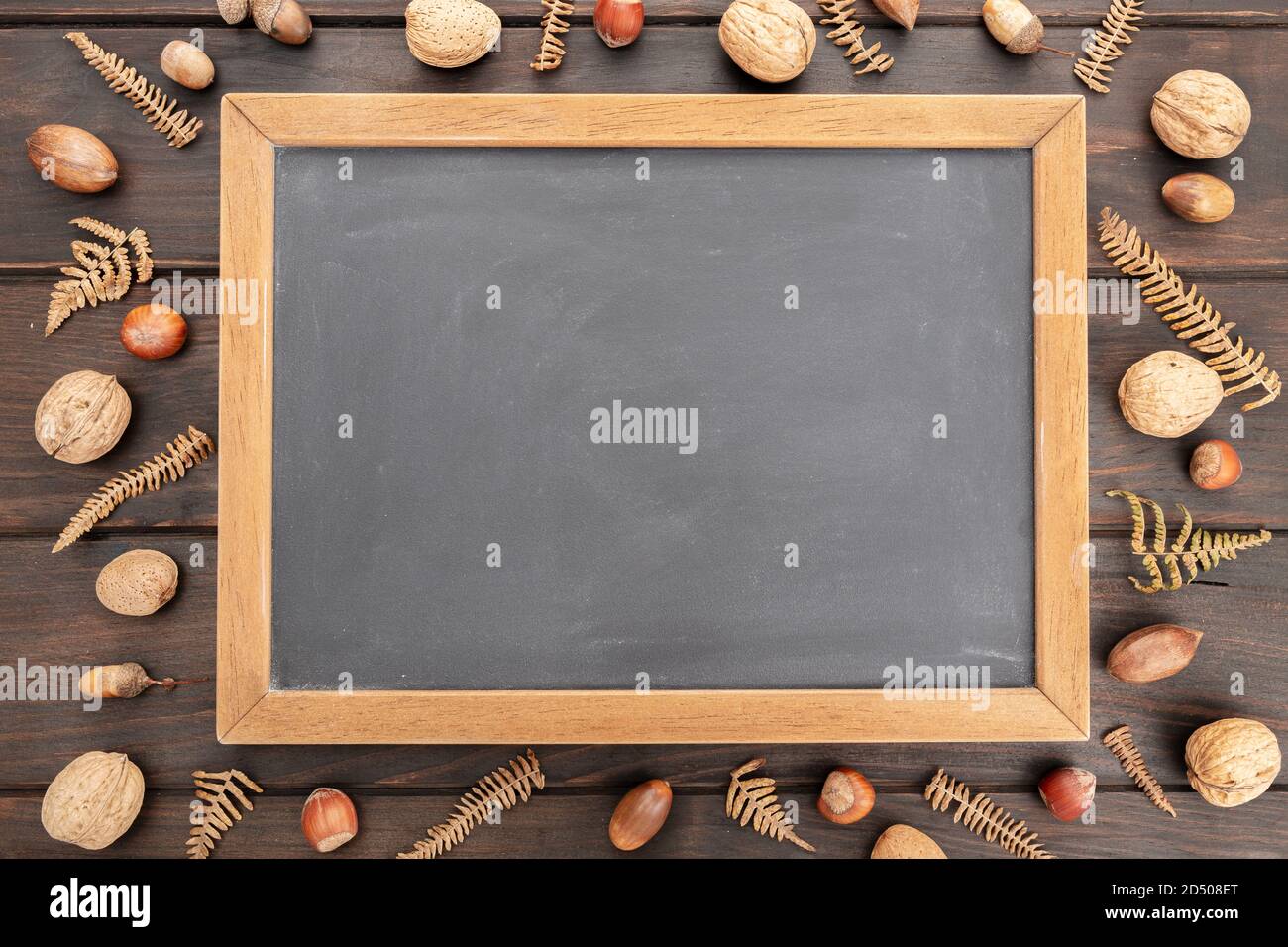 Lavagna vuota su tavolo rustico in legno con decorazione autunnale. Modello di simulazione. Autunno sfondo. Vista dall'alto Foto Stock