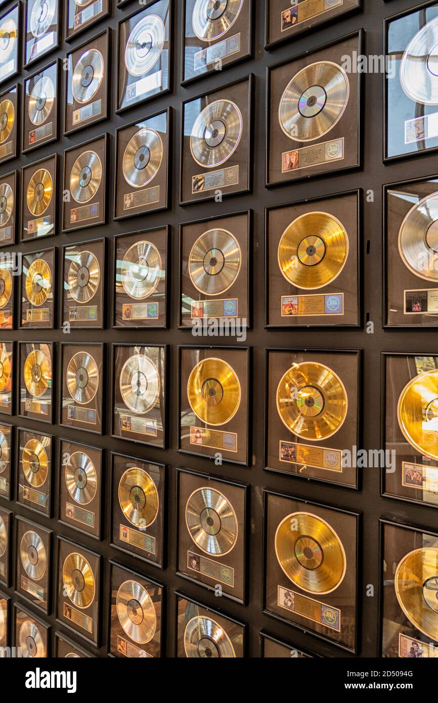 Un display di oro, argento e platino i record presso il Country Music Hall of Fame e il Museo di Nashville, Tenessee Foto Stock