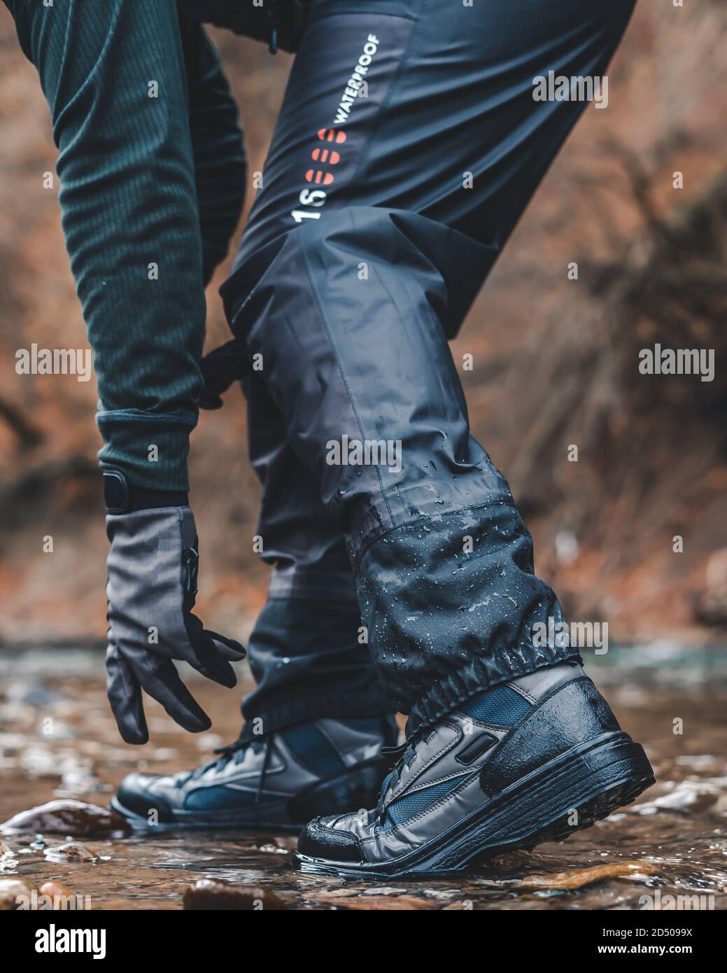 Stivali da pesca per guado nel fiume, guanti da pesca impermeabili, scarpe  da vicino Foto stock - Alamy