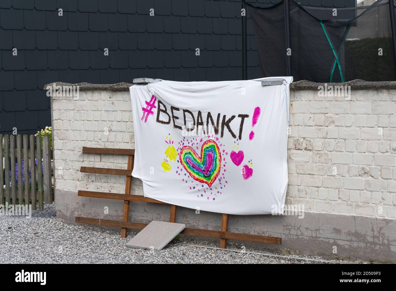 Sint Gillis WAAS, Belgio, 14 aprile 2020, banner con il testo vi ringraziamo per le persone che lavorano nel settore sanitario durante il co Foto Stock