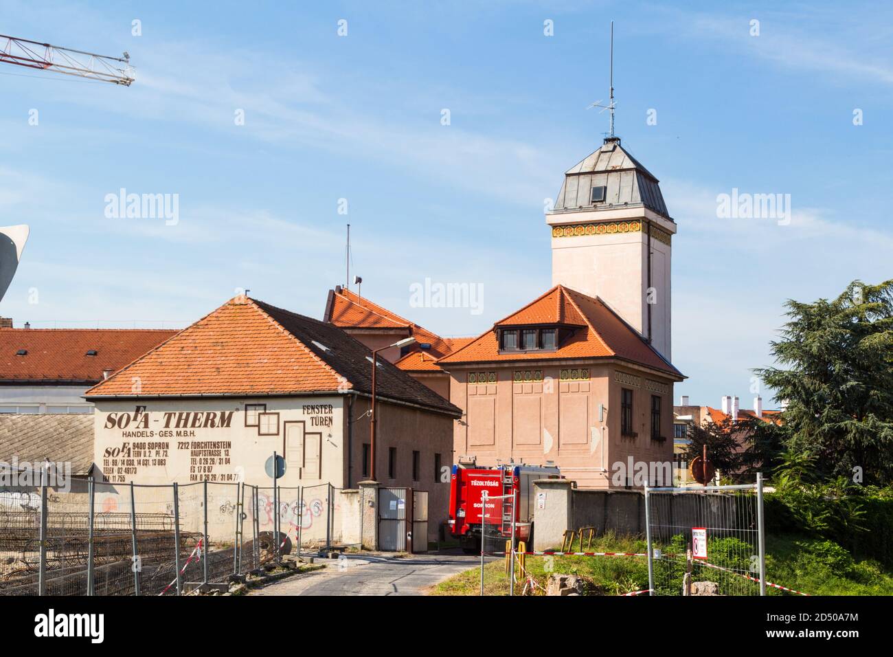 Stazione dei vigili del fuoco con motore antincendio, Arpad utca, Sopron, Ungheria Foto Stock